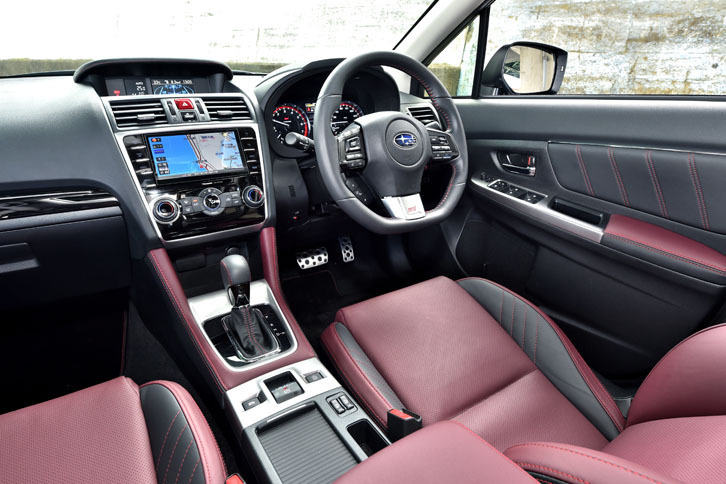 インテリアは「STI Sport」のテーマカラーである「ボルドー」でコーディネートされる。