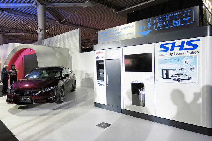 その向かいには、ホンダの「クラリティ フューエルセル」が水と電気で水素を生成するスマート水素ステーションとともに展示されていた。電気自動車は一気にラインナップが拡充しそうな昨今、燃料電池車も頑張ってほしいものである。