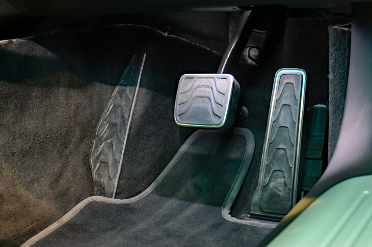 アストンマーティンDB12（アクセル／ブレーキペダル）