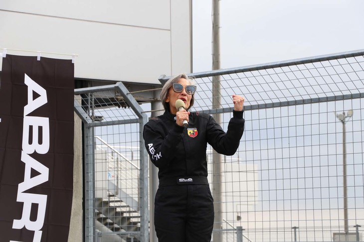 オープニングで、集まったファンを情熱的なスピーチで歓迎するFCAジャパンのマーケティング本部長 ティツィアナ・アランプレセさん。この日は、会場のあちこちに顔を出し、ファンとの交流を楽しんでいた。