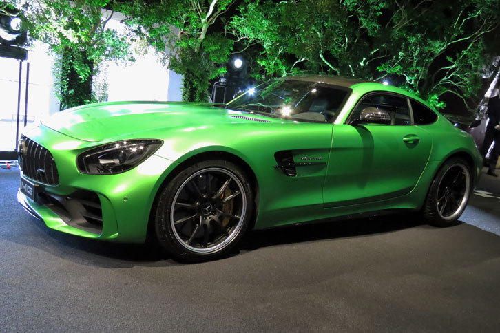 日本で初公開された「メルセデスAMG GT R」。585psを発生する「AMG GT」のトップグレードである。