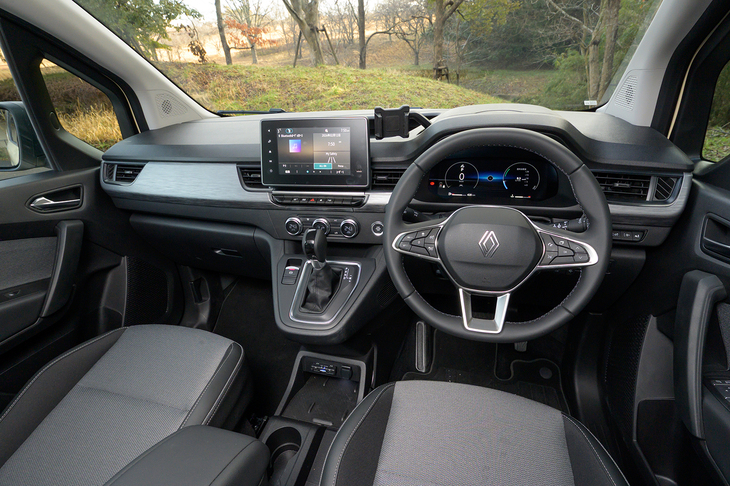 ダッシュボードの眺めはスタンダードな「カングー」と変わらない。液晶式メーターの仕様などは2025年発売の最新版と同じだ。