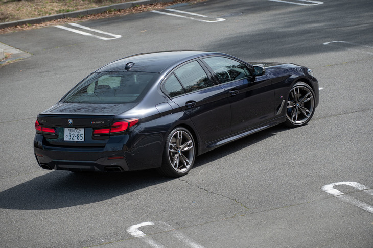 「5シリーズ」の最小回転半径は、FR車が5.7m、4WD車が5.8m。4WSが標準装備のモデルとそうでないモデルとで、数字が同じというのが気になるが、いずれにしろ、もう少し小回りが利いてほしい。