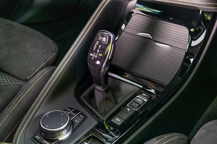 トランスミッションは8段ATを採用する。