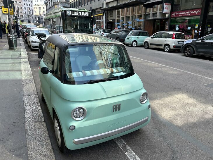 ドゥリーニ通り近くで。この写真にも「トポリーノ」2台が写り込んでいる。