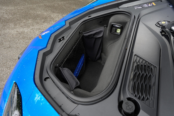 荷室容量はフロント／リア合わせて355リッター。電動ユニットの冷却パイプを通す都合でフロントトランクが若干減じているが、標準モデル（356.8リッター）とほぼ同等の容量を実現している。