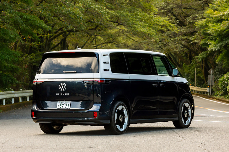 【フォルクスワーゲンID. Buzzプロ ロングホイールベースのスペック】
	ボディーサイズ：全長×全幅×全高＝4965×1985×1925mm／ホイールベース：3240mm／車重：2730kg／駆動方式：RWD／モーター：交流同期電動機／最高出力：286PS（210kW）/3581-6500rpm／最大トルク：560N・m（57.1kgf・m）/0-3581rpm／タイヤ：（前）235/50R20 104T XL／（後）265/45R20 108T XL（コンチネンタル・エココンタクト6Q）／交流電力量消費率：173Wh/km（WLTCモード）／一充電走行距離：554km（WLTCモード）／価格：997万9000円
	
	【取材時の電費データ】
	テスト距離：259.0km（市街地1：高速道路7：山岳路2）／消費電力量：--kWh／参考電力消費率：4.6km/kWh（車載電費計計測値）