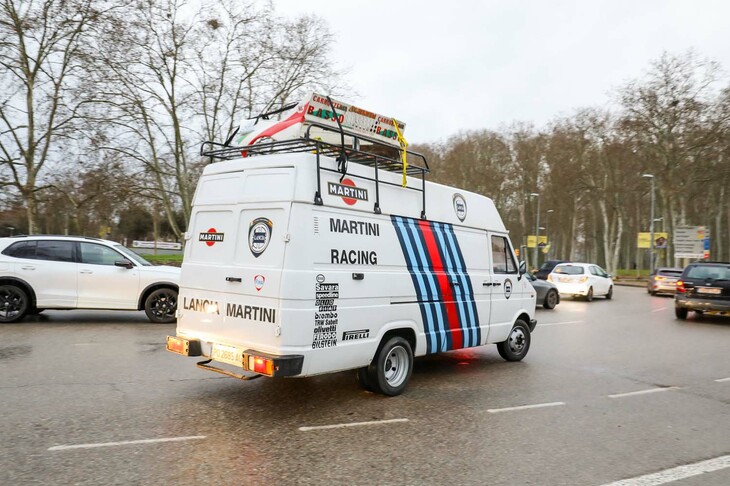 これよこれ。サービスカーだって立派な参加車両。みんな写真撮ってました。