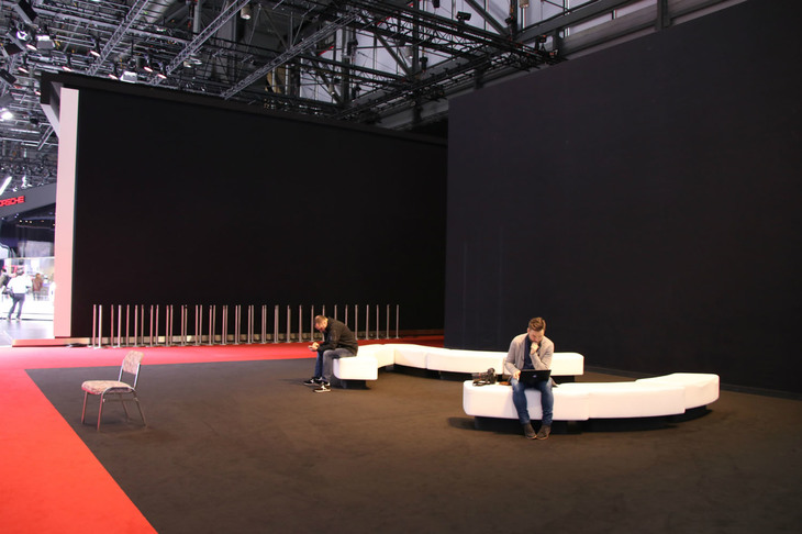 これも今年の“席替え”による影響。ランボルギーニのブースが別の場所に移動したため、ぽっかりとできてしまった休憩スペース。