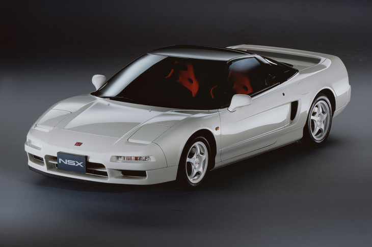 1992年に登場した「NSXタイプR」。サーキット走行向けの軽量モデルで、足まわりやエンジンなどにも専用のチューニングが施された。