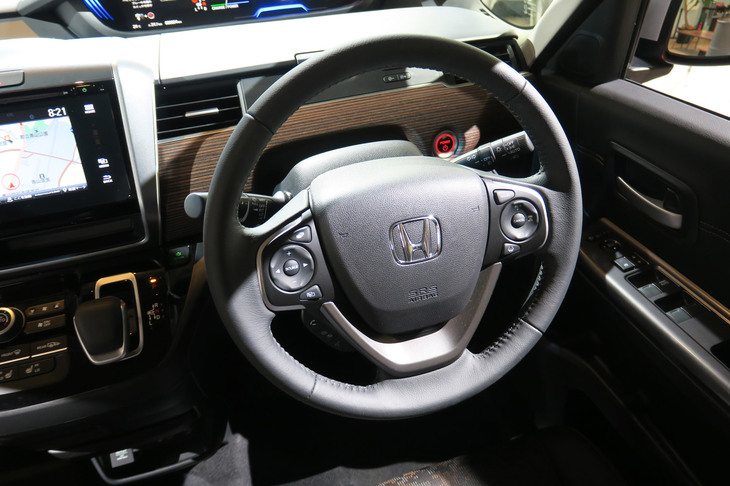 ホンダ・フリード ハイブリッド クロスター（FF）（ステアリングホイール）