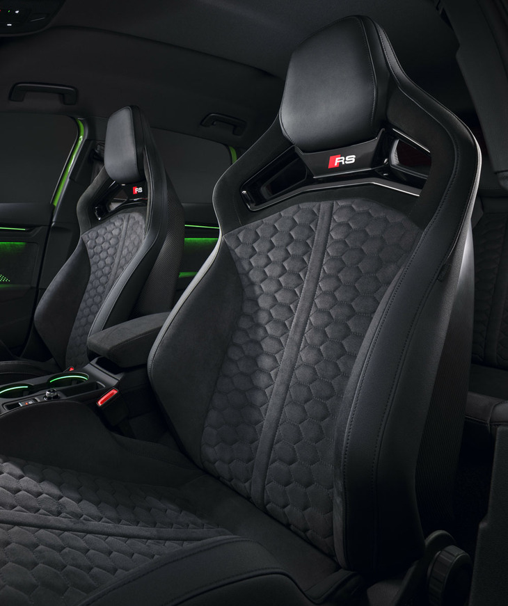 「RSバケットシート」（写真）はオプションとして用意される。