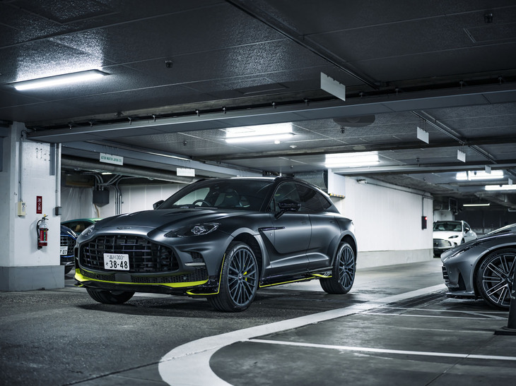 アストンマーティンDBX707ミッドナイト ポディウムエディション