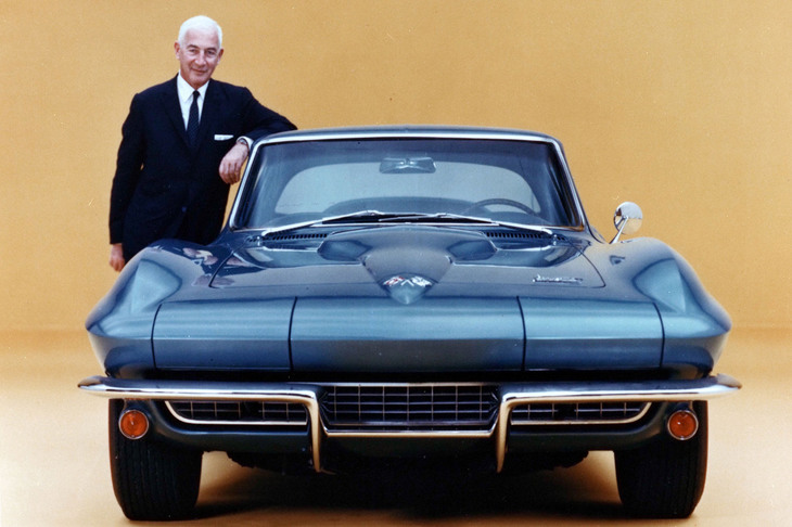 ゾーラ・アーカス・ダントフとは、「コルベット」のハイパフォーマンス化を推し進めたGMの名エンジニア。レーサーとしても活躍しており、ルマンではちゃっかりポルシェを駆って（GMのエンジニアなのに……）クラス優勝したりしている。余談だが、「Z06」や「ZR1」といった今日のハイパフォーマンスモデル。頭文字のZは氏のファーストネームにあやかったものである。