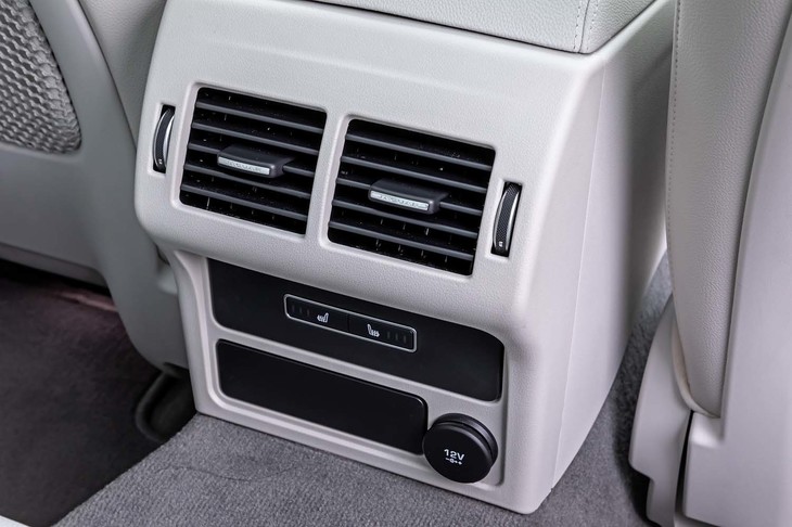 販売車両では、リアシートのゲストにも喜ばれそうな、オプションの後席用シートヒーターを装備していた。