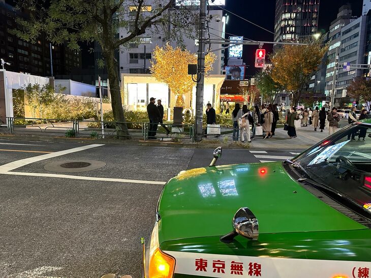 今や「トヨタ・ジャパンタクシー」が圧倒的シェアを誇る東京では、長いフロントフードを持った従来型タクシーを見るたびに、ノスタルジーを感じる。表参道交差点にて。