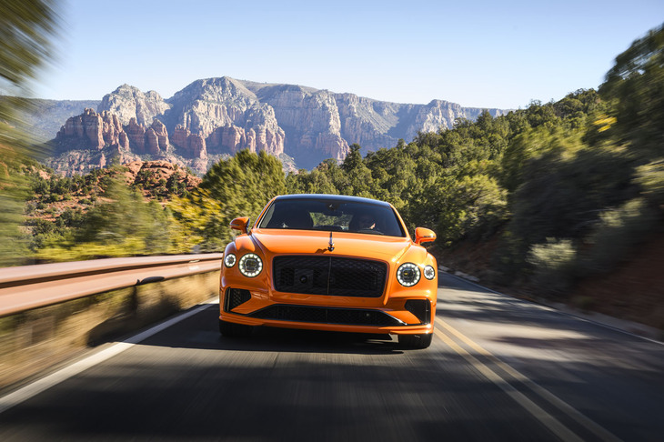 4リッターV8ツインターボエンジンと駆動用モーターを組み合わせたプラグインハイブリッドパワートレインは最高出力782PS、最大トルク1000N・mを発生。8段ATとセンターデフを介して4輪を駆動する。