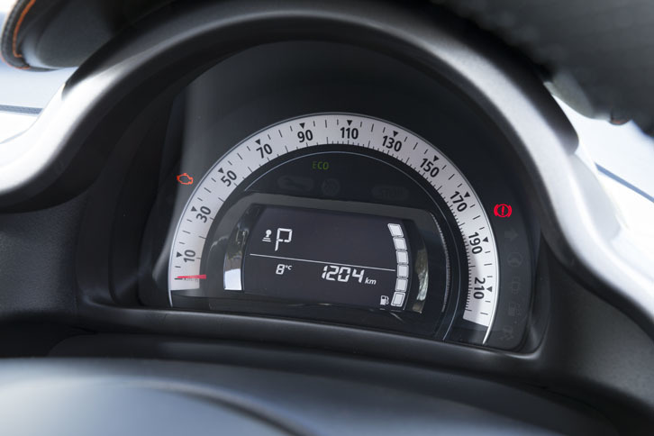 メーターは速度計のみの単眼式。エンジン回転計については、純正オーディオ対応アプリ「R&GO」を使えばスマートフォンに表示が可能だ。ただし、新設定のインダッシュナビを選択すると、純正オーディオが非搭載となってR&GOも使えなくなり、スマートフォンでエンジンの回転数を見ることもできなくなるので注意が必要だ。