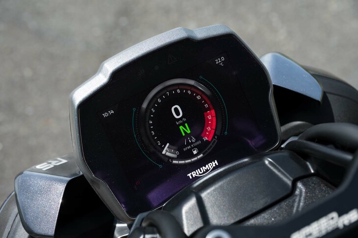 ライダーとバイクの間を取り持つ5インチのTFTフルカラーディスプレイ。計器類としての機能のほか、複雑な電子制御システムの操作画面の役割も担う。