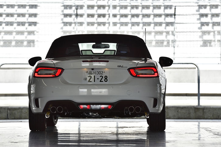 スクエアな形状のテールランプは、1966年から85年まで生産されたオリジナル「124スパイダー」に通じる。