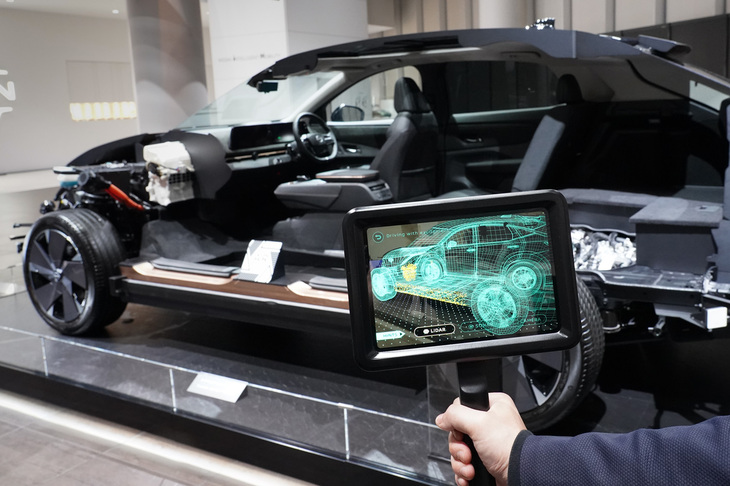 「日産アリア」の内部がチェックできるARルーペ。