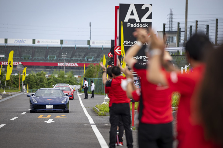 ラリープログラム「Road to Suzuka」のゴール付近。東京からは貴重なクラシックモデルから最新型まで、75台のフェラーリが同プログラムに参加した。