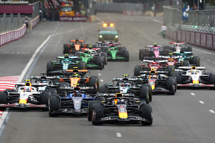 F1第17戦アゼルバイジャンGPのスタートシーン。トップでターン1に飛び込んだレッドブルのマックス・フェルスタッペン（写真先頭）がポール・トゥ・ウィンで今季4勝目を飾った。（Photo=Getty Images / Red Bull Content Pool）