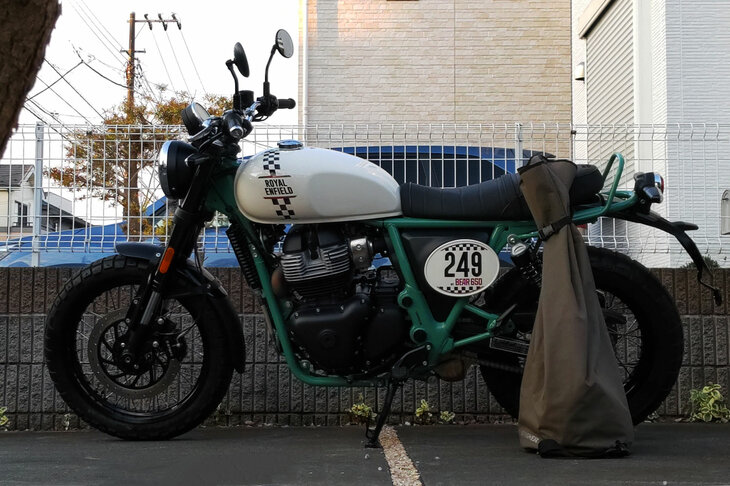 早朝の武蔵野を出立する「ベア650」。ボディーに立てかけているのは、取材に、道楽にと記者が重宝している、デグナーの片掛けリュック……というか、巨大なきんちゃく袋だ。