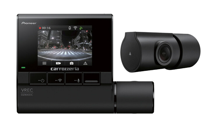 フロントカメラと本体が一体となったスマートな形状のフロントユニット。2インチのモニターで記録映像が確認できるほか、専用アプリをダウンロードしたスマートフォンとWi-Fi接続することでも、映像確認や本体の設定ができる。