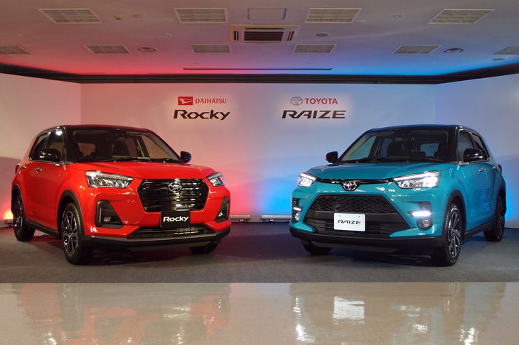 「ダイハツ・ロッキー」（左）と「トヨタ・ライズ」（右）。登録車の販売台数において、ハイブリッド車の設定がないモデルが上位に上ってくるのは、非常にまれである。