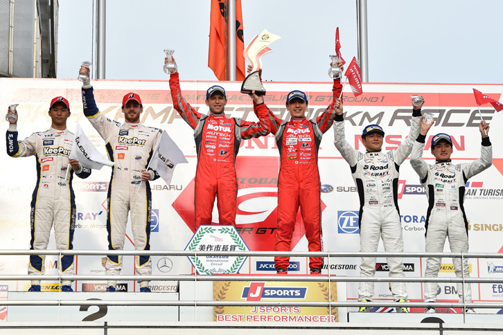 GT500クラスの表彰式。MOTUL AUTECH GT-Rを駆った2人が、ポディウムの中央で勝利を喜んだ。