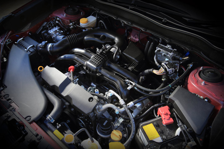 スバルの技術的特徴のひとつである水平対向エンジン。低く平べったい形状から、事故の際に乗員スペースに侵入するリスクが少なく、スバル車の衝突安全性能の高さに貢献している。