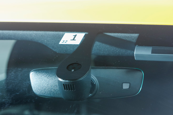 自動ブレーキシステムの「アウディプレセンス フロント」は今回のマイナーチェンジを機に全車に標準装備となった。フロントガラス上部には単眼カメラが、フロントグリル部にミリ波レーダーが備わる。「A4」とほぼ同等レベルの先進システムを組み合わせた「セーフティパッケージ」装着車は2017年6月以降に順次納車が開始される予定。