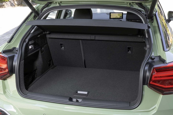 荷室の容量は5人乗車時で405リッター。長尺物には60：40分割可倒式の後席を倒すことで対応する。