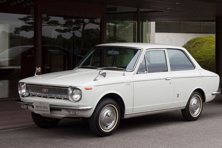 初代「カローラ」は、「パブリカ」と「コロナ」の中間に位置する5人乗りの小型乗用車としてデビュー。当初は2ドアセダンのみだったが、後に4ドアセダンや2ドアバンも追加された。