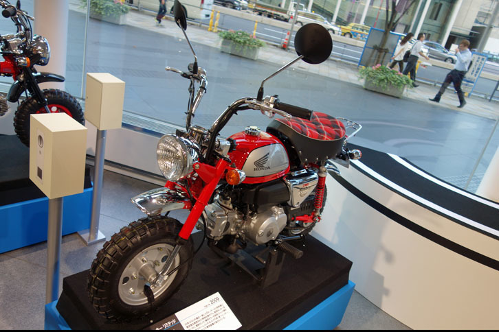 「モンキー リミテッド」（2009年）。30年ぶりに外観を一新した新型をベースに、専用カラーのタンクやチェック柄シート、クロームメッキ仕上げの前後フェンダーを装備した特別仕様車。価格は29万5000円。