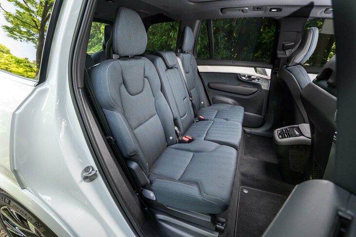 2列目シートは4：2：4の3分割式で。個別にリクライニング、スライド、格納が可能。空調の操作パネルやUSB Type-Cポート（2口）、シートヒーターが標準で装備される。