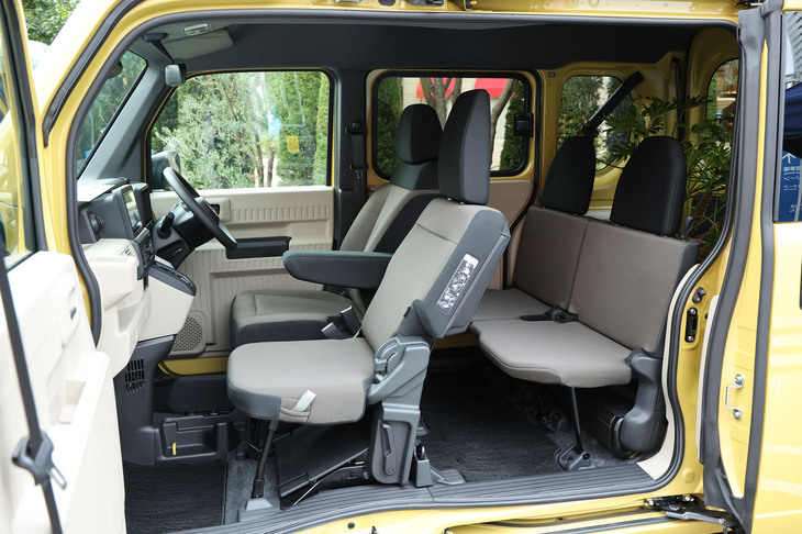 4人乗車が可能な個人ユース向けとされる「FUN」グレードの車室内。最大積載容量は2525リッター。トリム色がナチュラルなアイボリーとなり、シート表皮にはジャージー素材が用いられている。