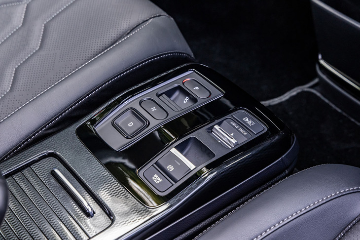 センターコンソールのギアのセレクターはホンダ車でおなじみの四角いボタン式。見慣れたスイッチがあると、どこか安心する。