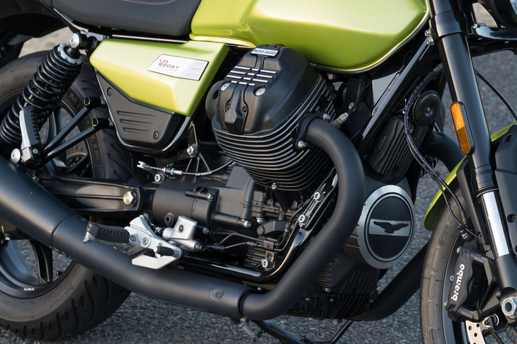 排気量853ccの空冷V型2気筒エンジンは、欧州の排出ガス規制「EURO5＋」をクリアするとともに、最高出力が65HP/6800rpmから67.3HP/6900rpmに、最大トルクが73N・m/5000rpmから79N・m/4400rpmにアップ。スロットル制御もバイ・ワイヤ化された。