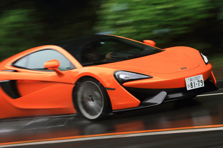 箱根のワインディングロードを行く「570GT」。