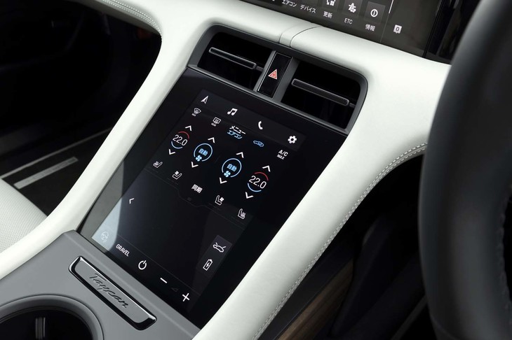 空調の操作は、8.4インチのセンターコンソールパネルで行う。同じ画面に充電状況も表示される。