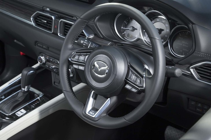 ステアリングスポーク上にはACC機能「マツダレーダークルーズコントロール」の操作スイッチが備わる。こちらにも細かな改良が加えられており、MODEボタンに「ON」の記載を加えることで、より直感的に操作できるようになっている。