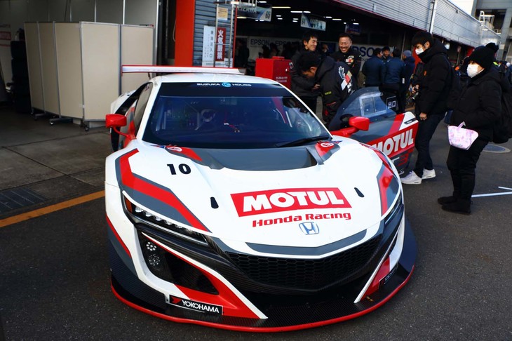 小学生以下の子供を対象に行われた「NSX GT3」コックピット体験。実際にレースに使用されたマシンだけに、レーシングカーに興味を持ち始めたチビッ子たちには思い出となったはずだ。