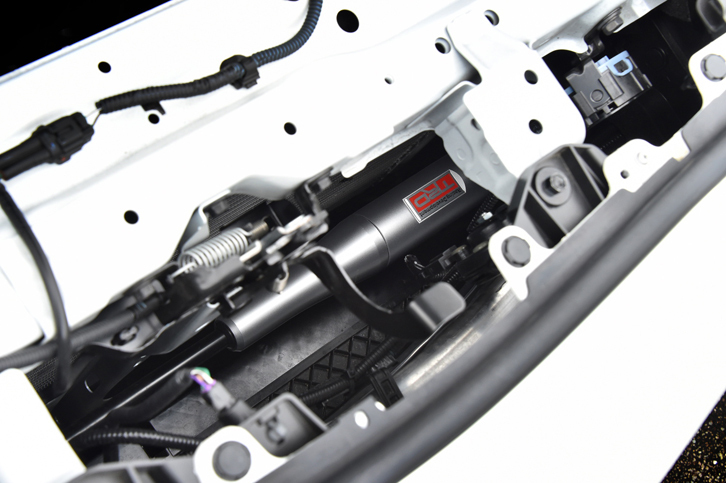 フロントバンパーレインフォースの前と、リアバンパーレインフォースの後ろに装着される「モーションコントロールビーム」（写真中央）。ボディーの剛性を最適化させつつ振動を減衰させることで、スタビリティーと乗り心地を向上させるとうたわれる。写真はフロントのもの。