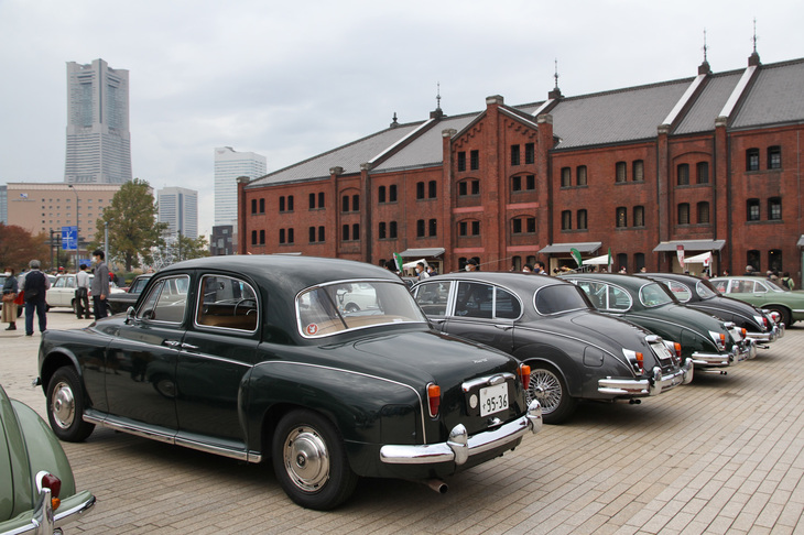 手前から「ローバー110」、3台の「ジャガーMk2」と1960年代の英国製アッパーミドルサルーンが並ぶ。