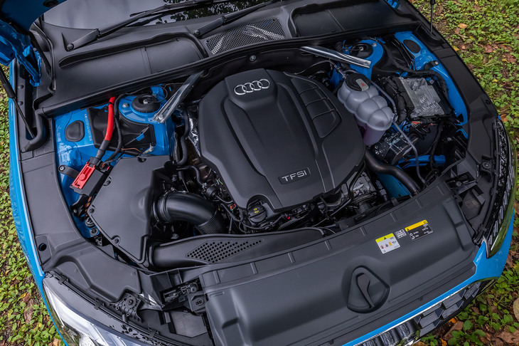 「45 TFSI」と呼ばれる2リッター4気筒直噴ターボエンジンは、最高出力249PS/5000-6000rpm、最大トルク370N・m/1600-4500rpmを発生する。燃費値はWLTCモードで12.9km/リッター。