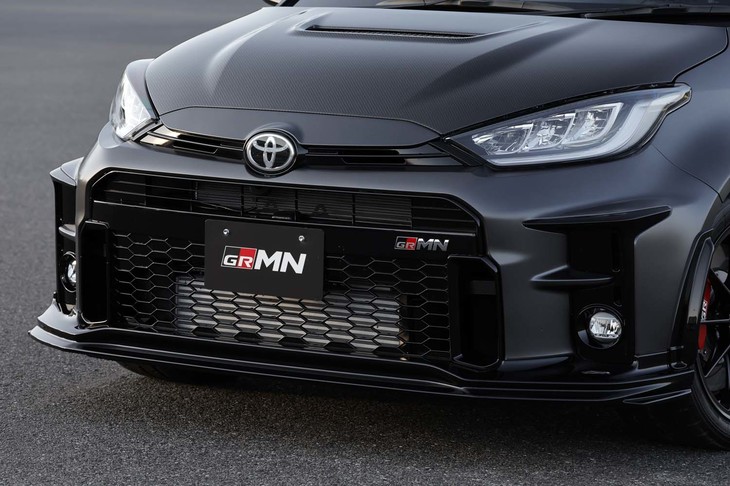 「GRMNヤリス“サーキットパッケージ”」のフロントには、専用のリップスポイラーが装着される。