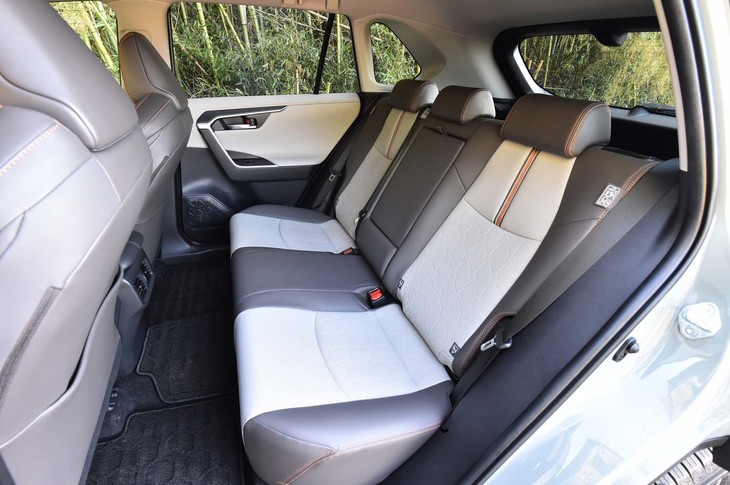 後席の背もたれはリクライニング可能。中央席の背もたれはカップホルダー付きのアームレストを兼ねている。