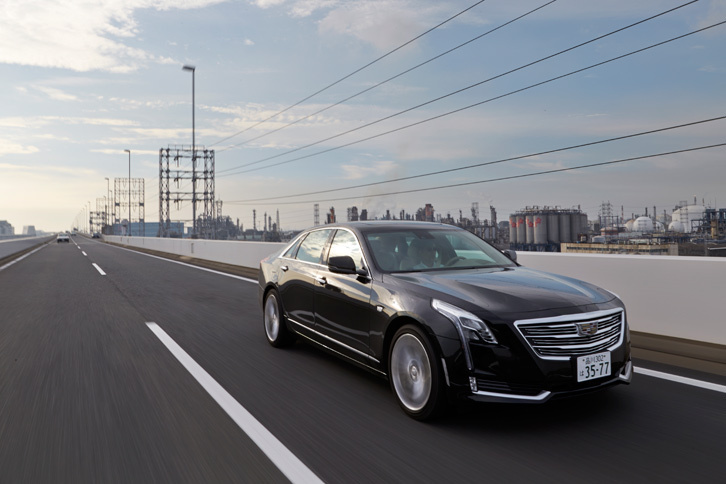 4WD車の「CT6」では、新開発の軽量シャシーに加え、磁性流体ダンパーとフルタイム4WDシステム、後輪操舵機構を統合制御することで、ボディーサイズを感じさせない機敏な走りを実現している。